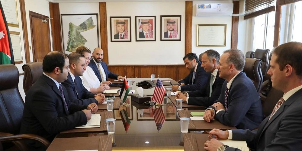 وزير التخطيط يبحث مع مسؤول أميركي دعم قطاع الطاقة