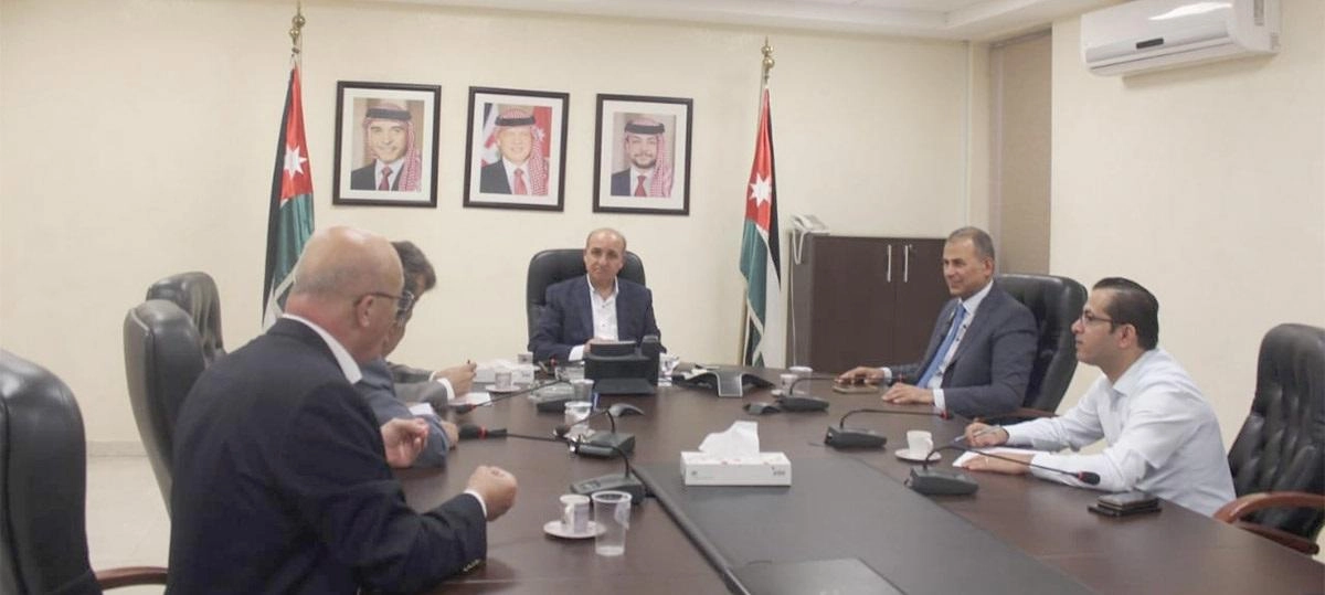 وزير النقل يوعز بسد نقص حافلات نقل سياحي