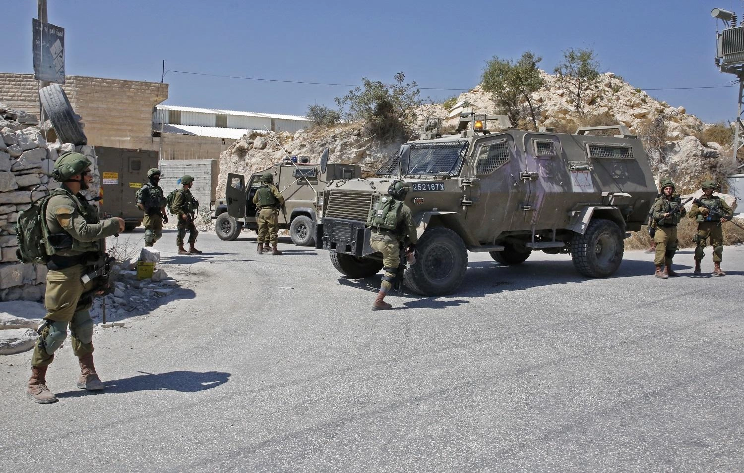 مستوطنون يعتدون على منازل وسيارات فلسطينيين