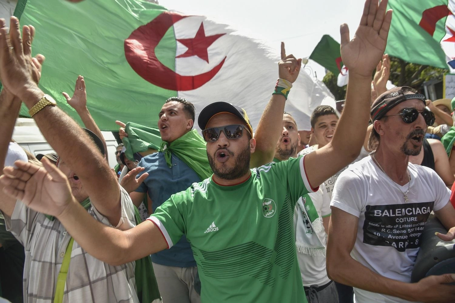 تظاهرات ضد الحوار تلوّح بـ "عصيان مدني"