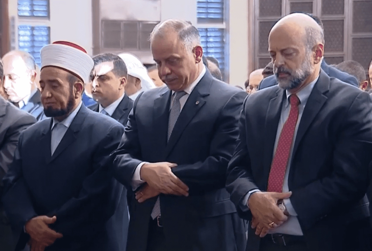 نائب الملك يؤدي الصلاة في مسجد الملك المؤسس