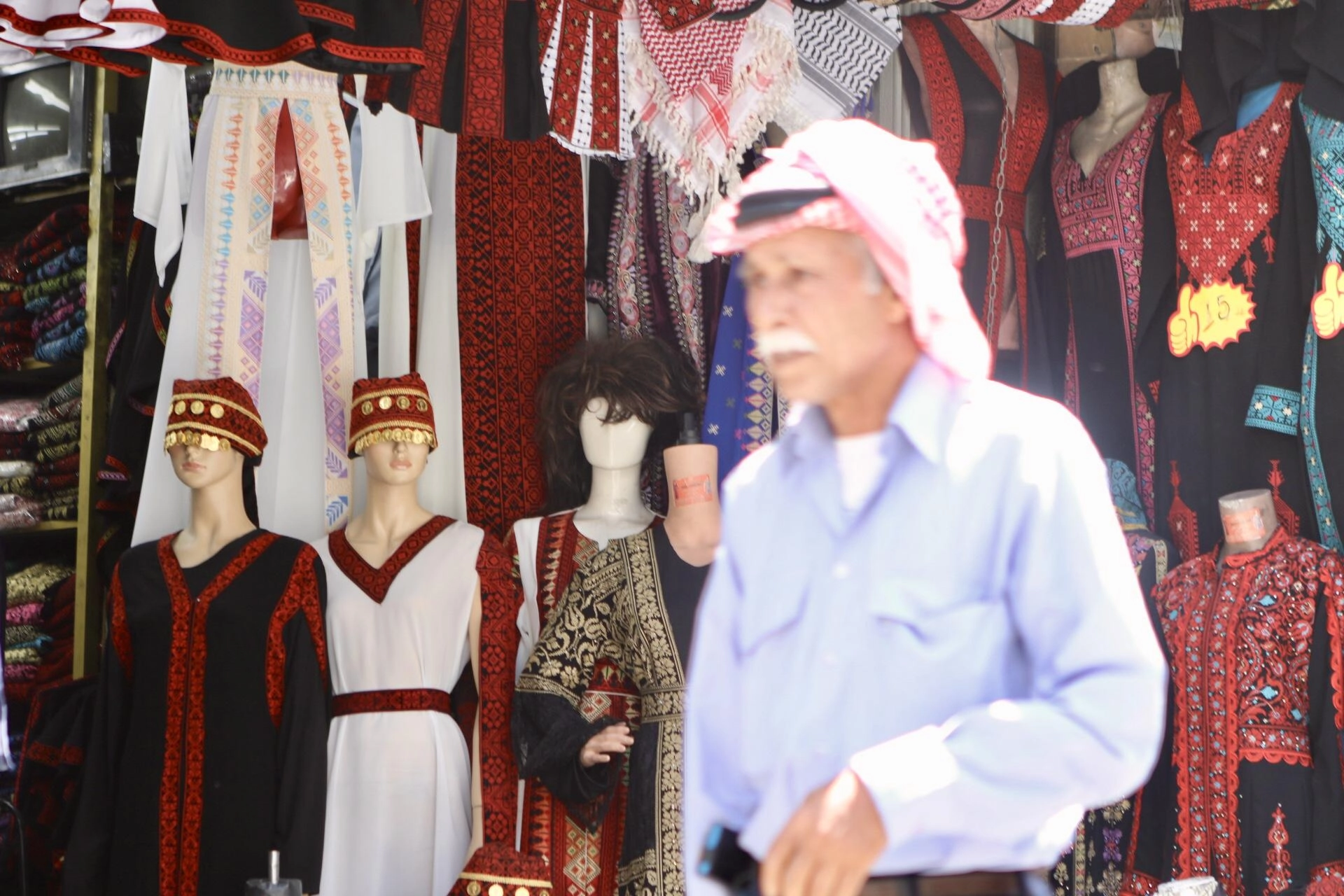 تجار: إقبال متواضع على شراء الألبسة