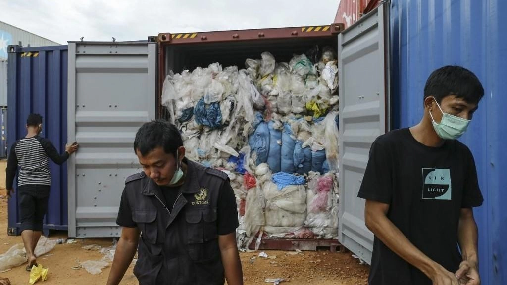 إعادة شحن أطنان من النفايات إلى أستراليا