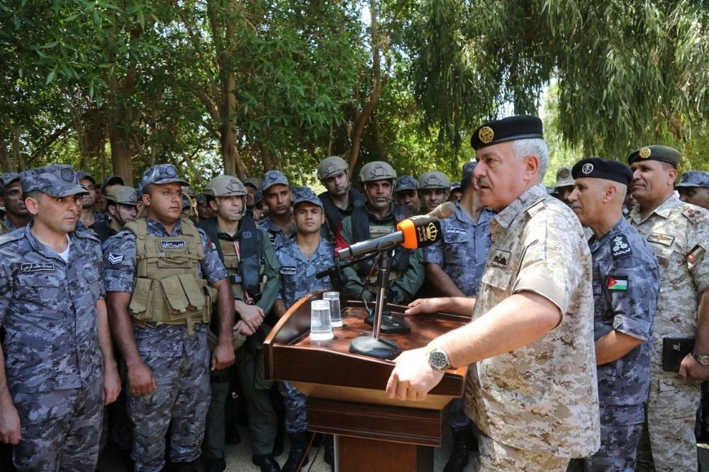 رئيس هيئة الأركان يزور قيادة القوة البحرية والزوارق الملكية
