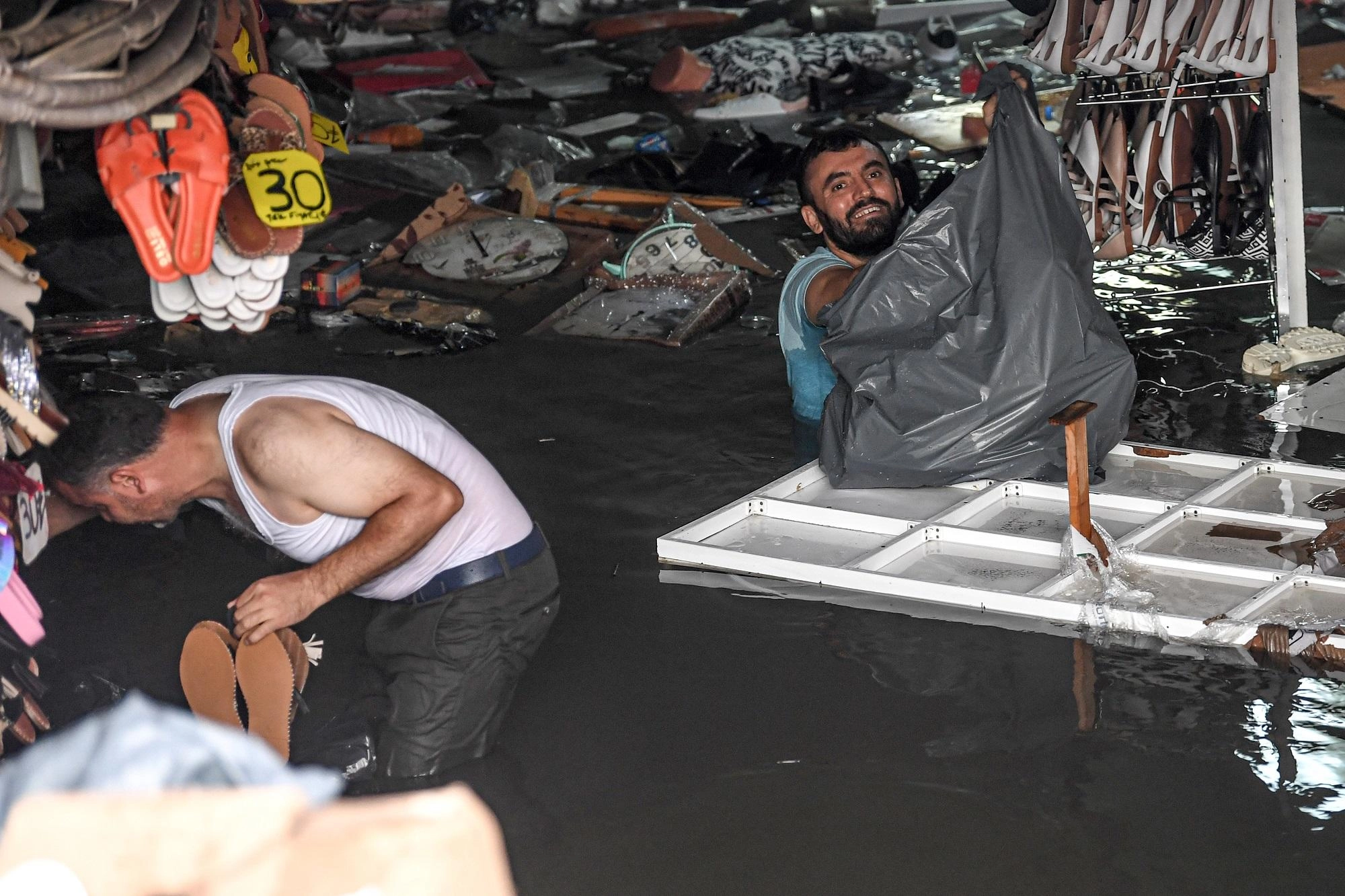 أمطار غزيرة تسبب فيضانات في إسطنبول وتقتل شخصا