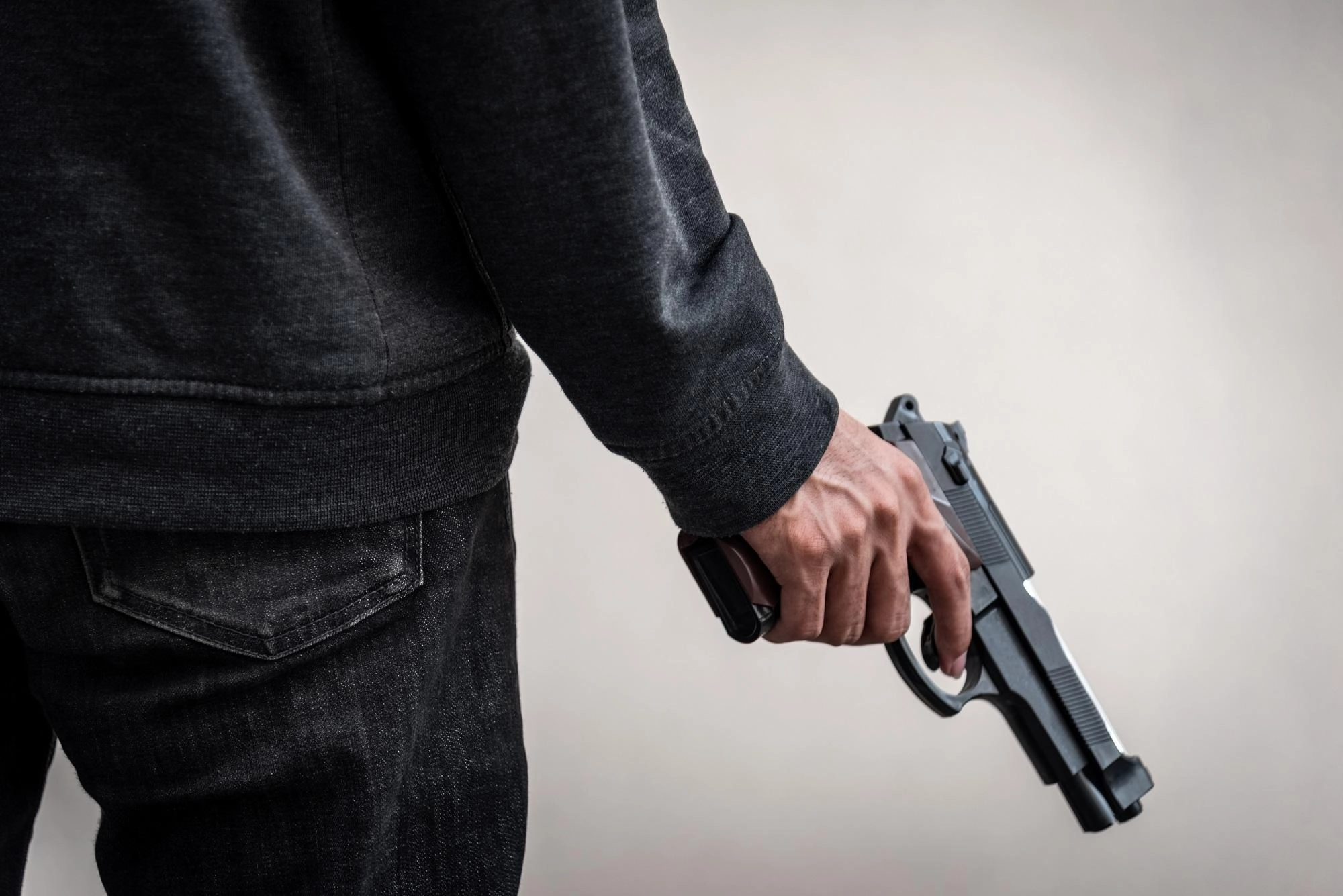 القبض على شخص أشهر سلاحاً نارياً باتجاه دورية نجدة