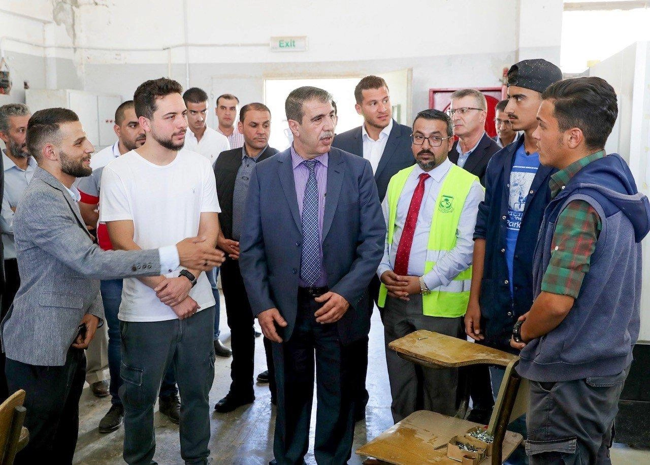ولي العهد يشارك متطوعين في صيانة مدرسة