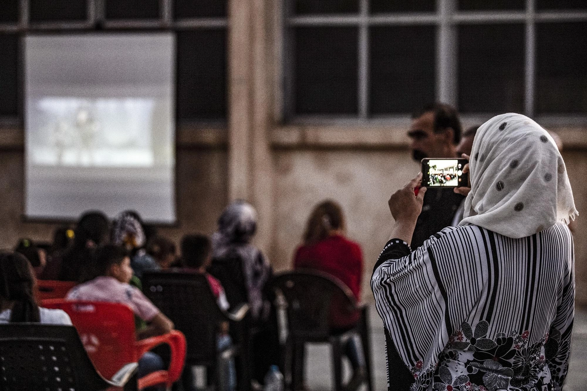سينما متنقلة تعرّف الأطفال الأكراد على الفن السابع