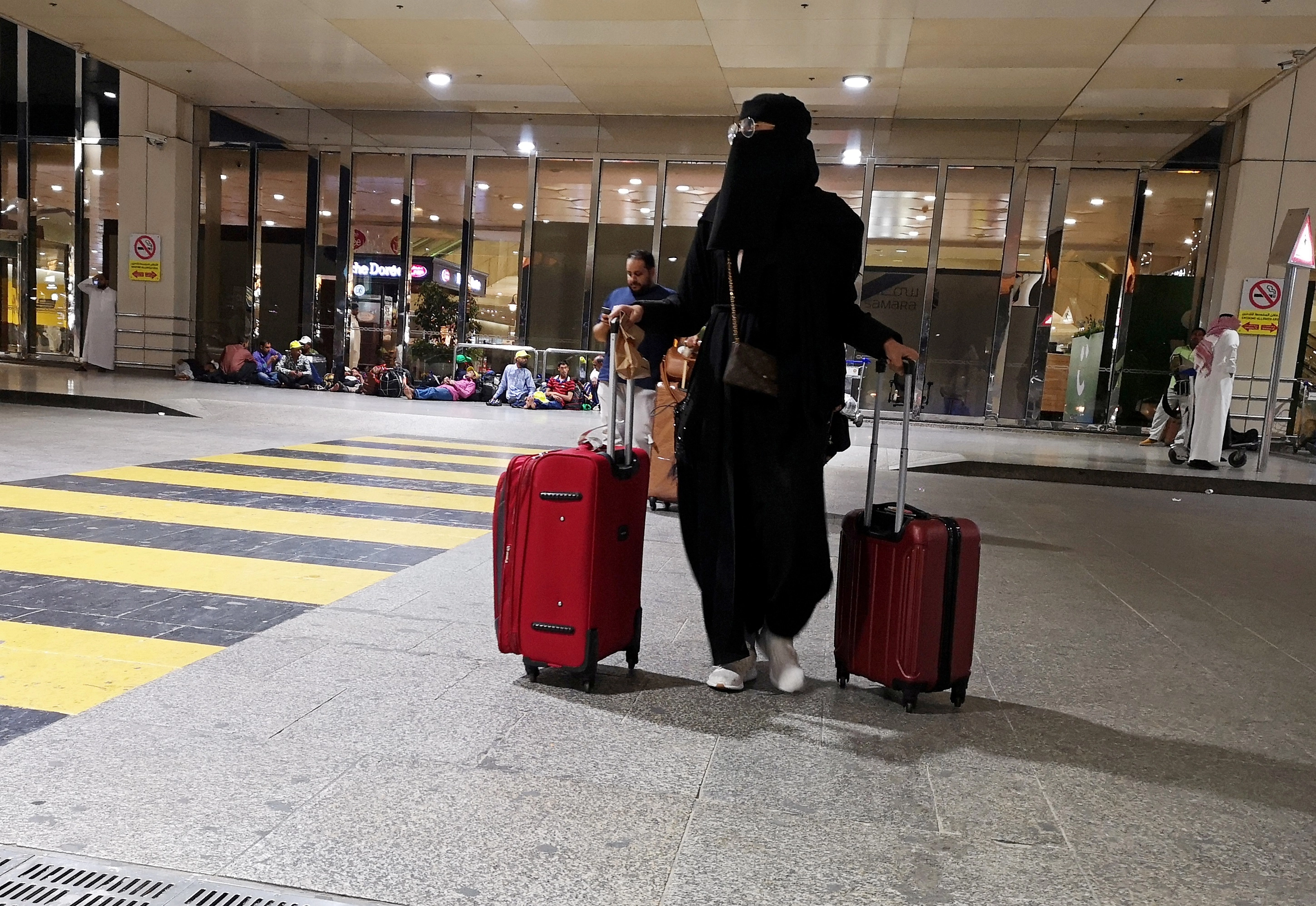 تخفيف القيود المفروضة على سفر النساء