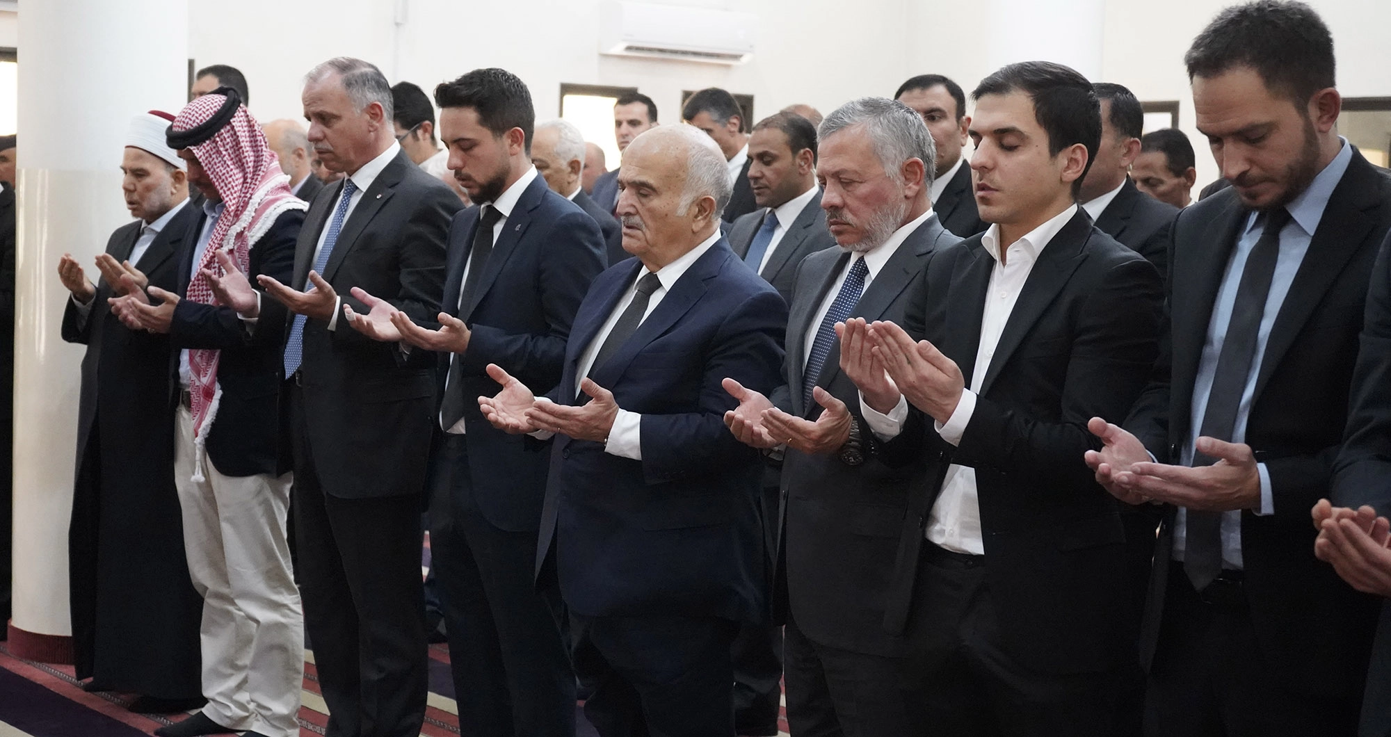 الملك يشارك في تشييع جثمان الأميرة دينا عبدالحميد