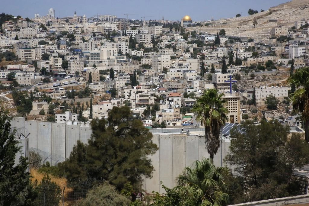 الاحتلال يعتقل 13 فلسطينيا 