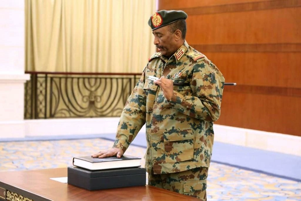 الملك يهنئ عبدالفتاح البرهان بتوليه رئاسة المجلس السيادي