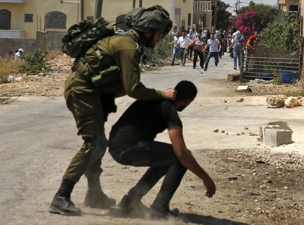 اعتقال 3 فلسطينيين غرب رام الله