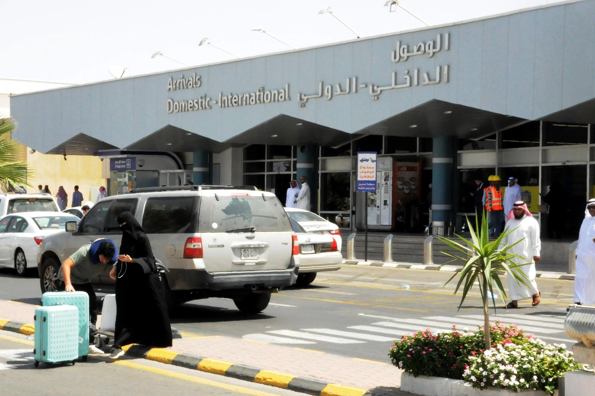 الحوثيون يستهدفون مطار أبها وقاعدة عسكرية