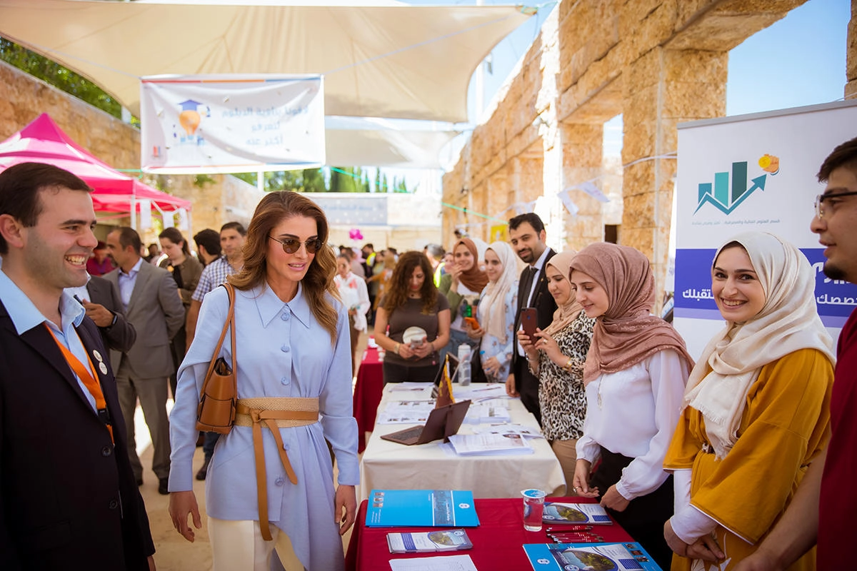 الملكة تطلع على كرنفال يساعد طلبة في اختيار تخصصات أكاديمية 