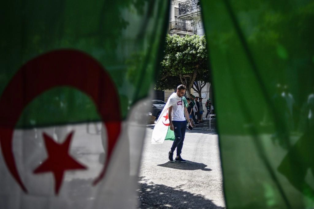 الجيش يطالب بانتخابات رئاسية في "أقرب الآجال"