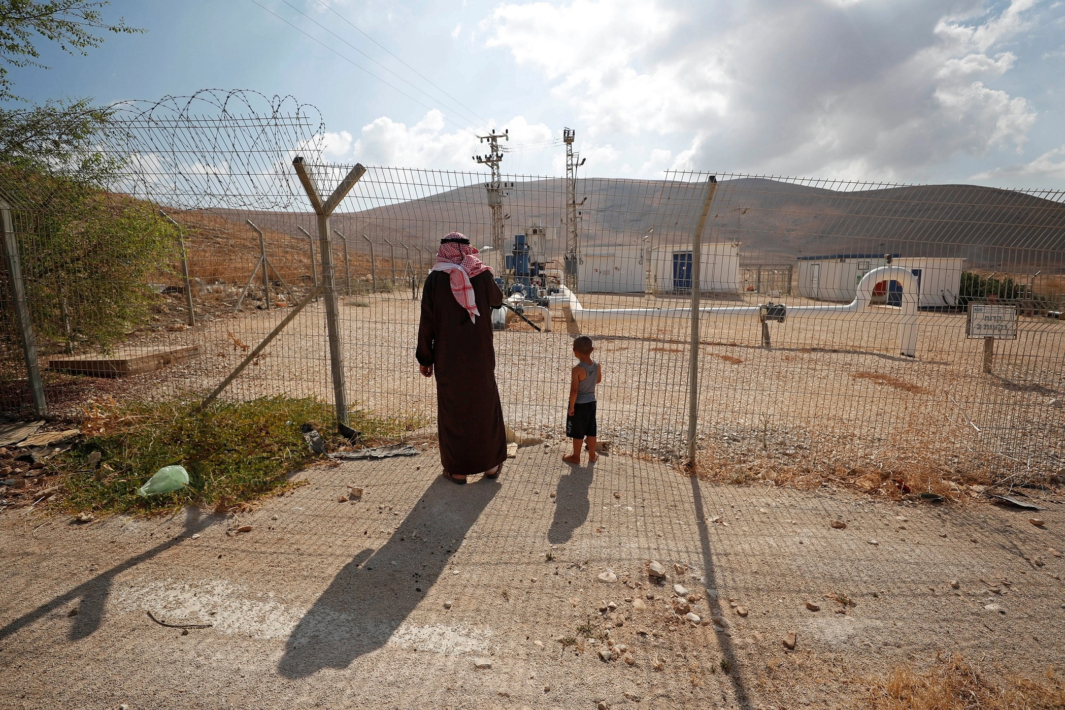 فلسطينيون محرومون من مياه تتدفق من أراضيهم