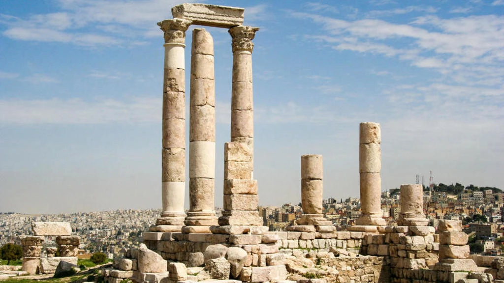أجواء حارة الثلاثاء