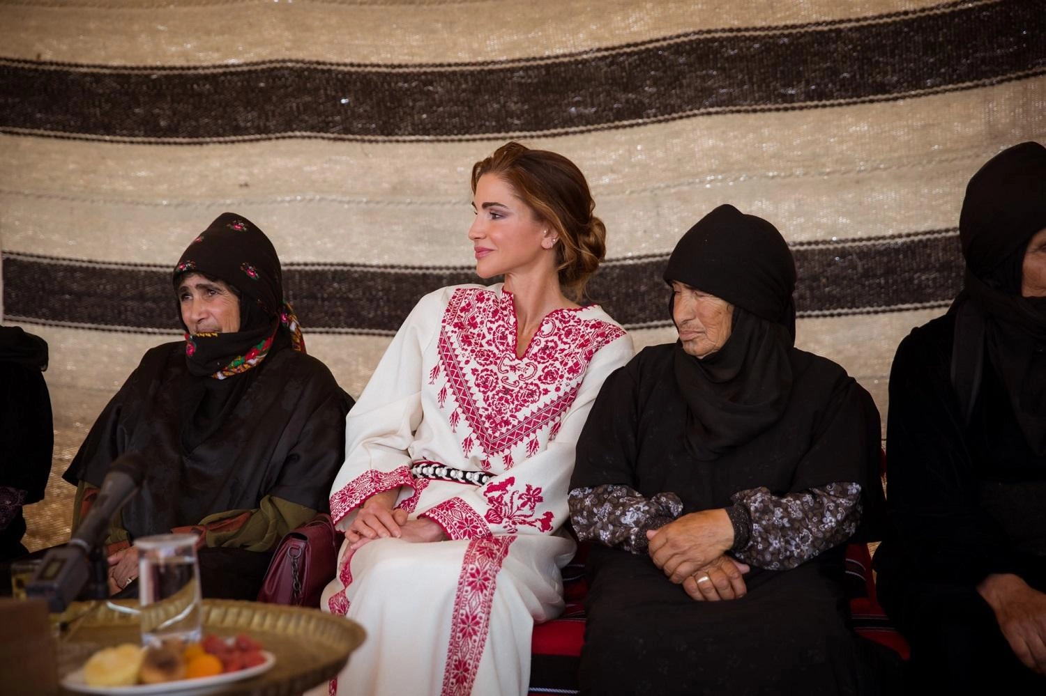 الملكة تدعو إلى دعم مشاريع مدرة للدخل