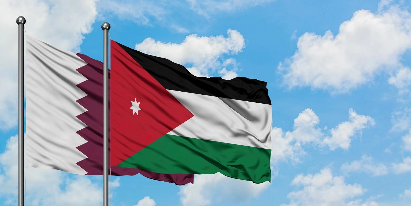 الملك يبحث هاتفياً مع أمير قطر سبل تطوير العلاقات الثنائية