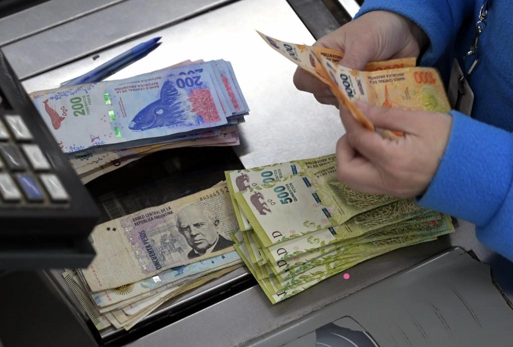 فرض قيود على الصرف بالعملات الأجنبية لتهدئة الأسواق