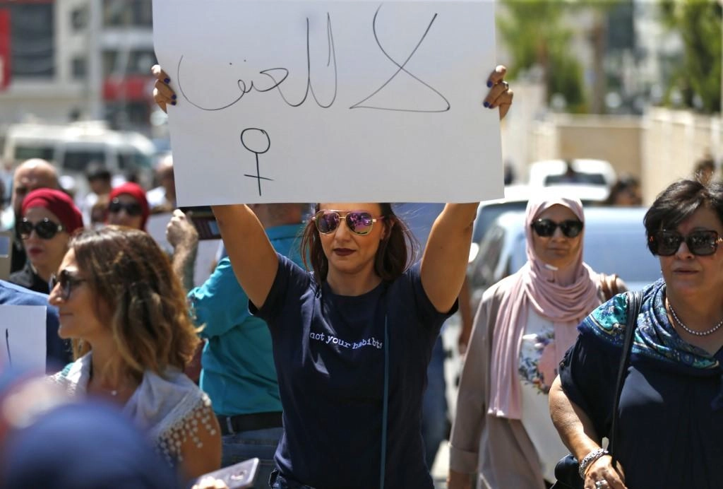 نساء يتظاهرن احتجاجاً على مقتل فتاة