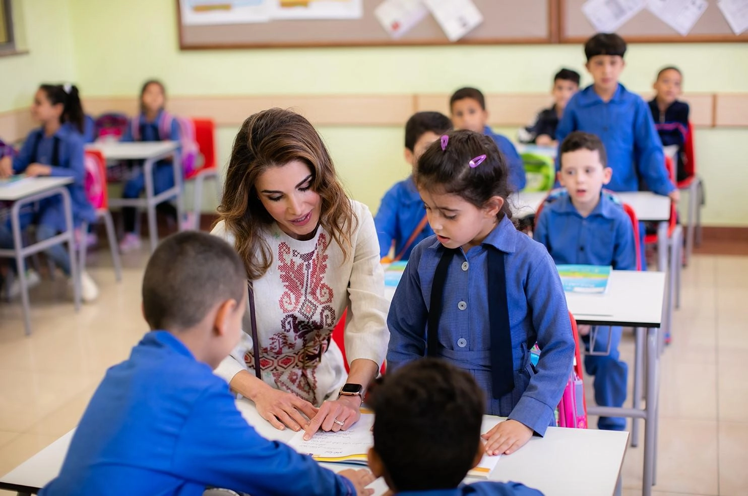 الملكة تتفقد مدرسة وأنشطة في الضليل