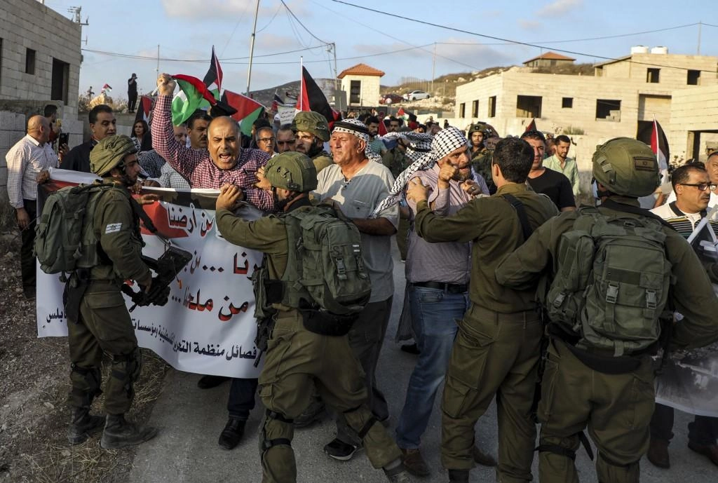 الاحتلال يعتقل 10 فلسطينيين