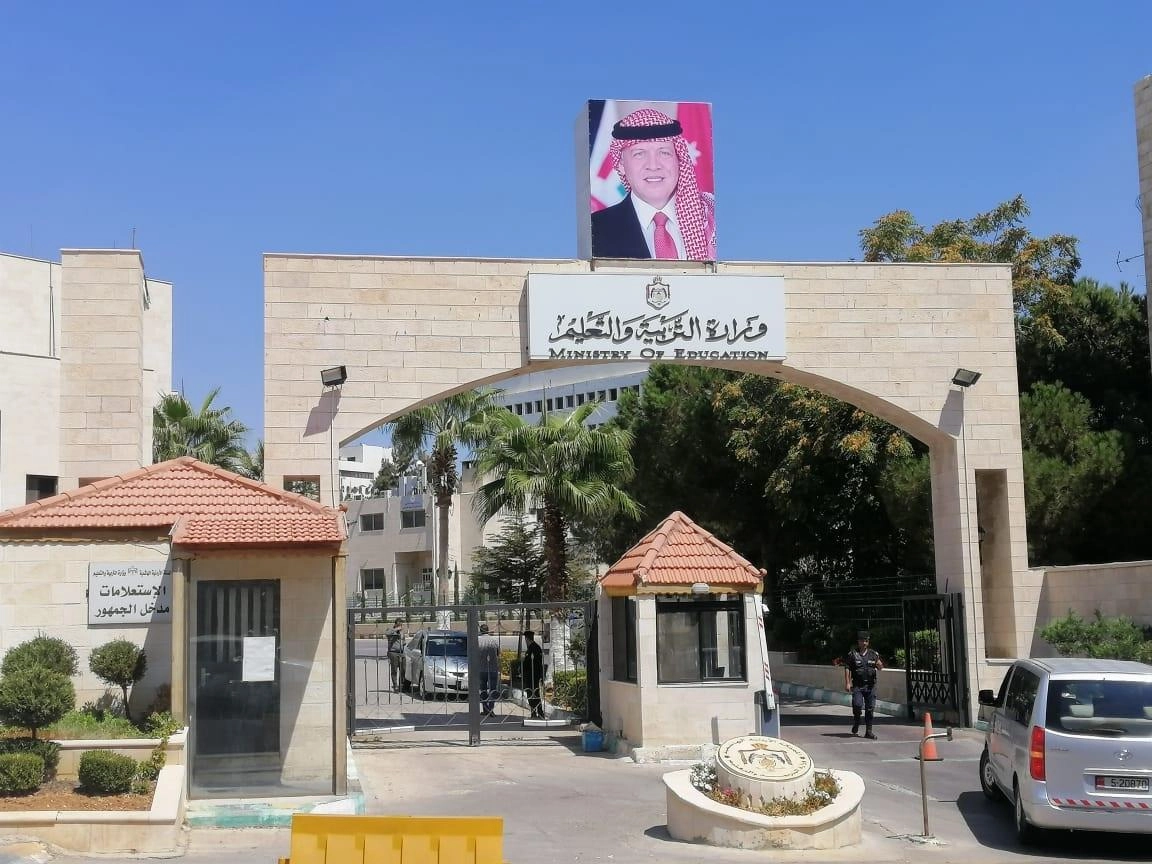 الحكومة تطلب تزويدها بجميع التجاوزات بحق معلمين