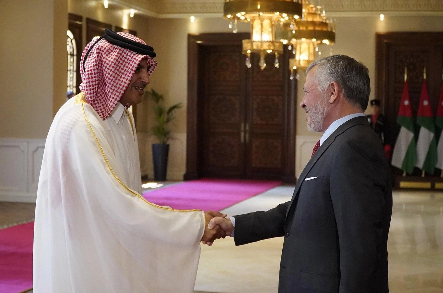 الملك يتقبل أوراق اعتماد سفراء دول بينها قطر