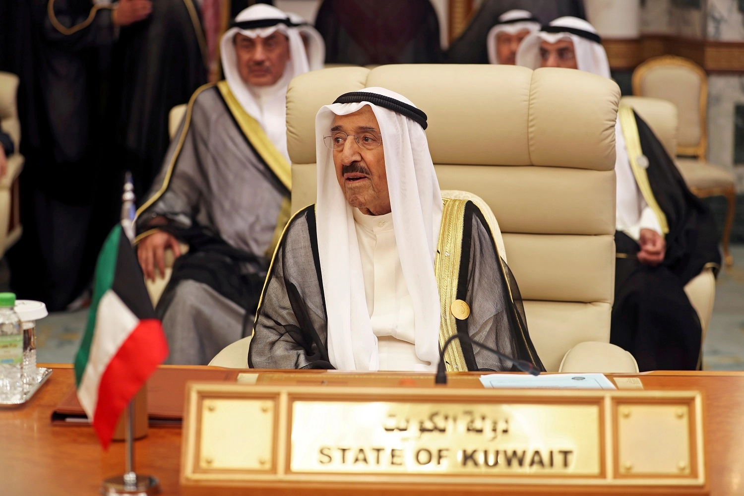 أمير الكويت يجري فحوصات طبية