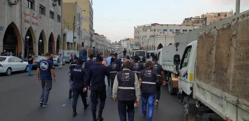 حملة لإزالة تعديات على أرصفة وشوارع في وسط البلد