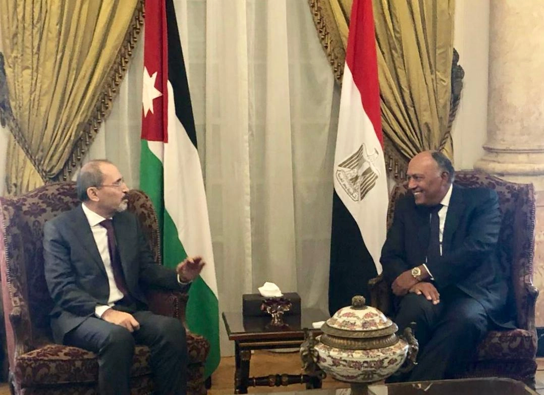 بحث مواجهة تحديات تهدد أمن واستقرار المنطقة