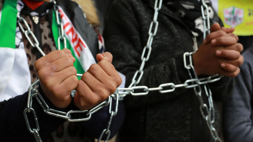 29 أسيرا فلسطينيا في إضراب مفتوح عن الطعام