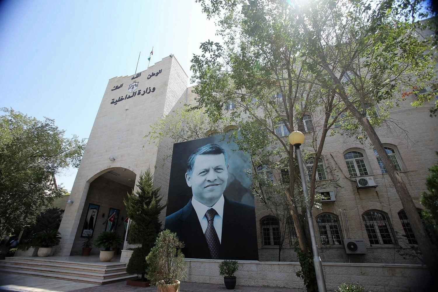 لجنة للوقوف على ملابسات تجديد جواز سفر لمطلوب