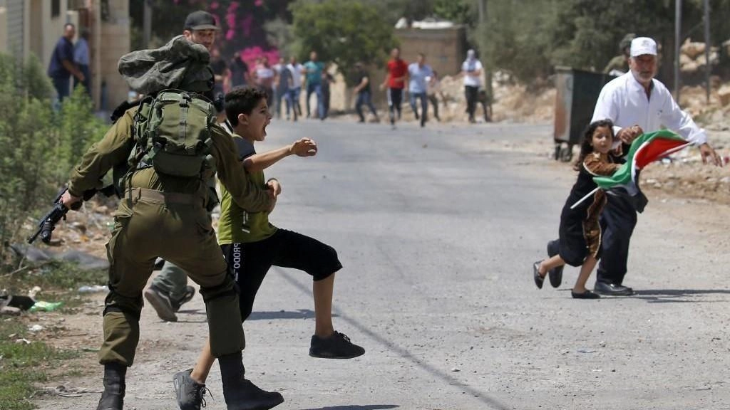 اعتقال 7 فلسطينيين في الخليل
