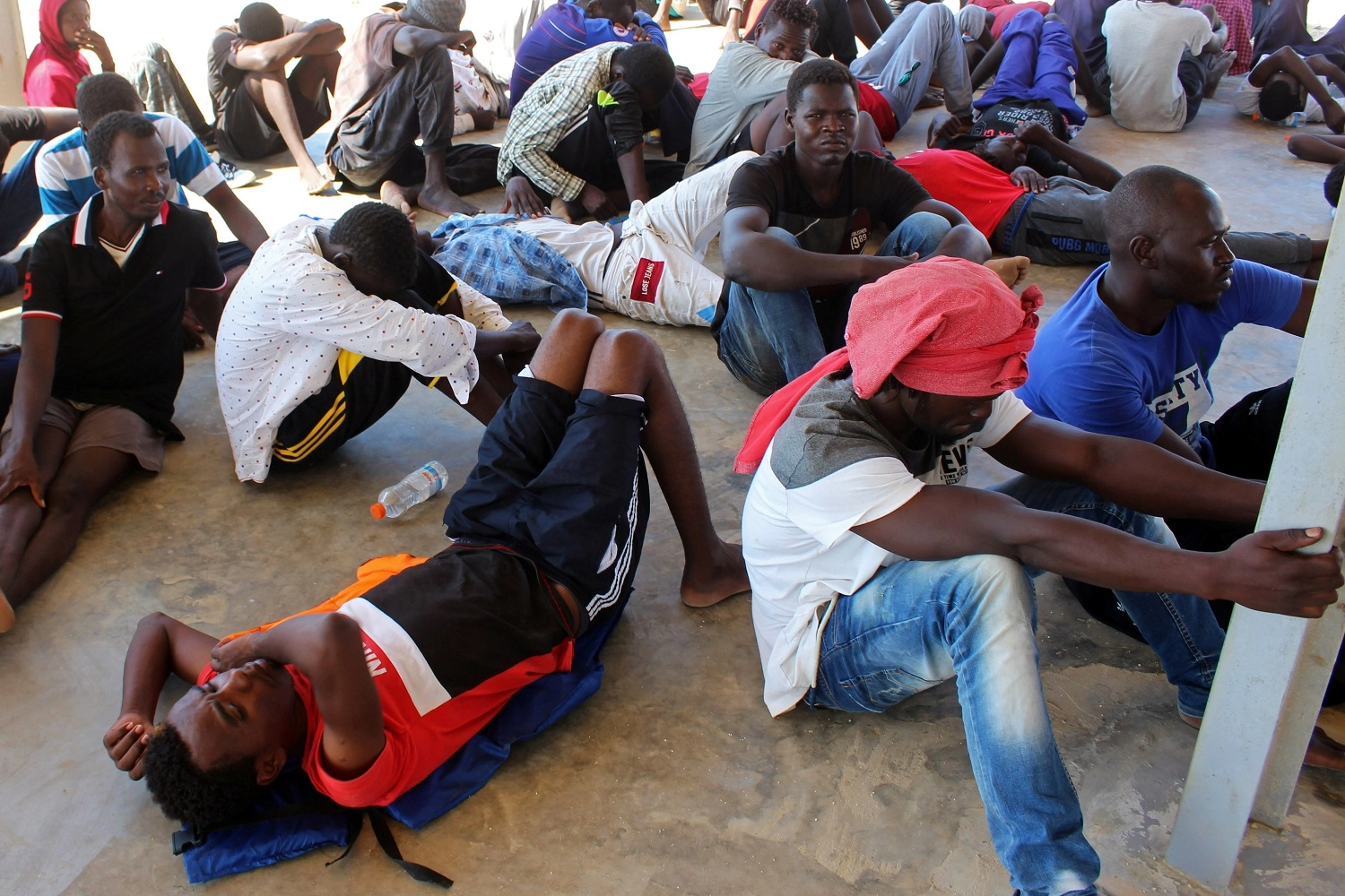 إنقاذ نحو 500 شخص على متن ستة قوارب