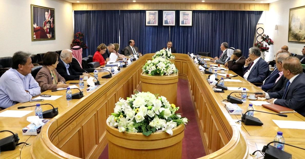 لجنة تبحث رواتب القطاع العام ومطالب المُعلمين