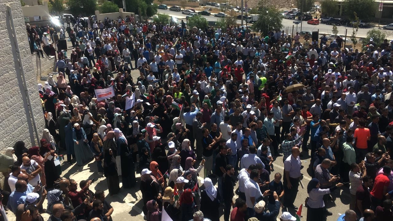 وقفة احتجاجية لمعلمين ومعلمات في الزرقاء