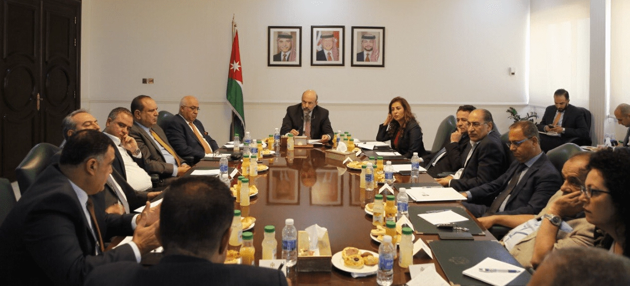 الرزاز: أزمة المعلمين جزء من معاناة أداء القطاع العام