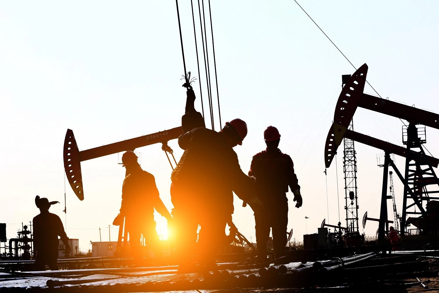 النفط يهبط 1% بعد تعافي إنتاج السعودية