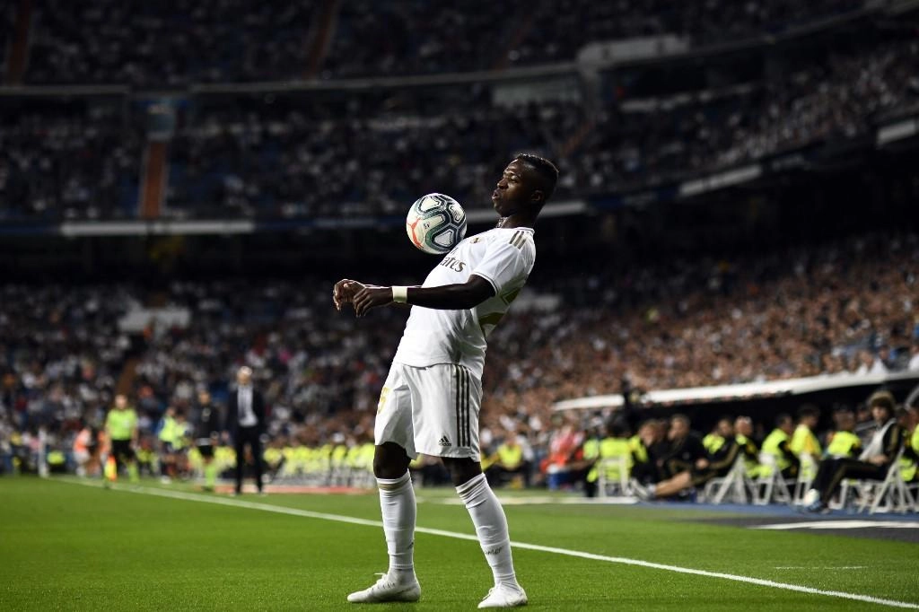 فنيسيوس يقود ريال مدريد إلى هزيمة أوساسونا والصدارة 
