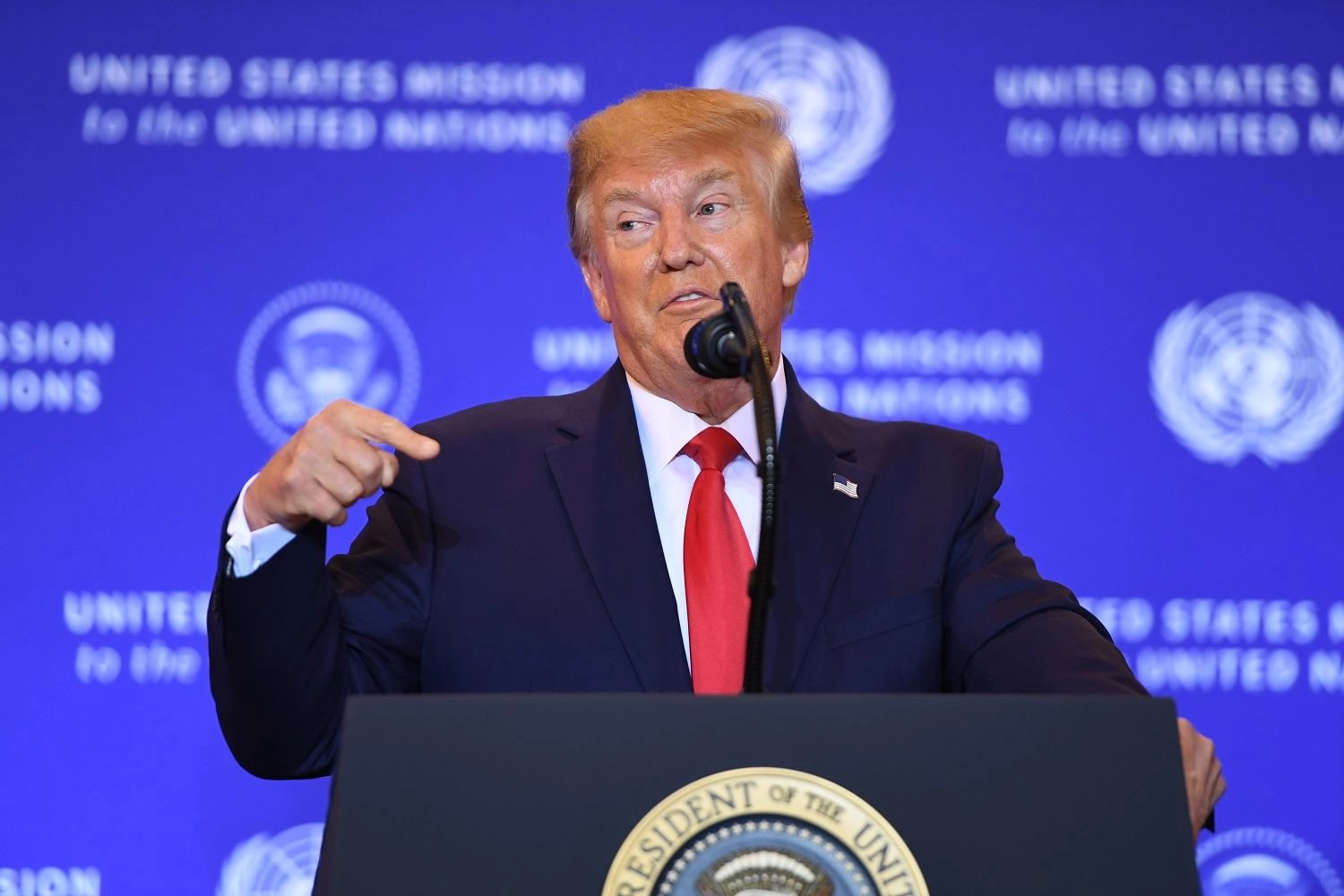 ترامب يعتبر إجراءات عزله "نكتة"