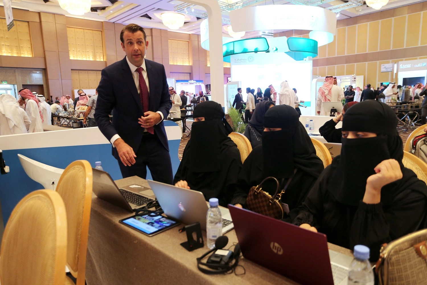 نظام تأشيرات جديد وعدم إلزام السائحات بالعباءة