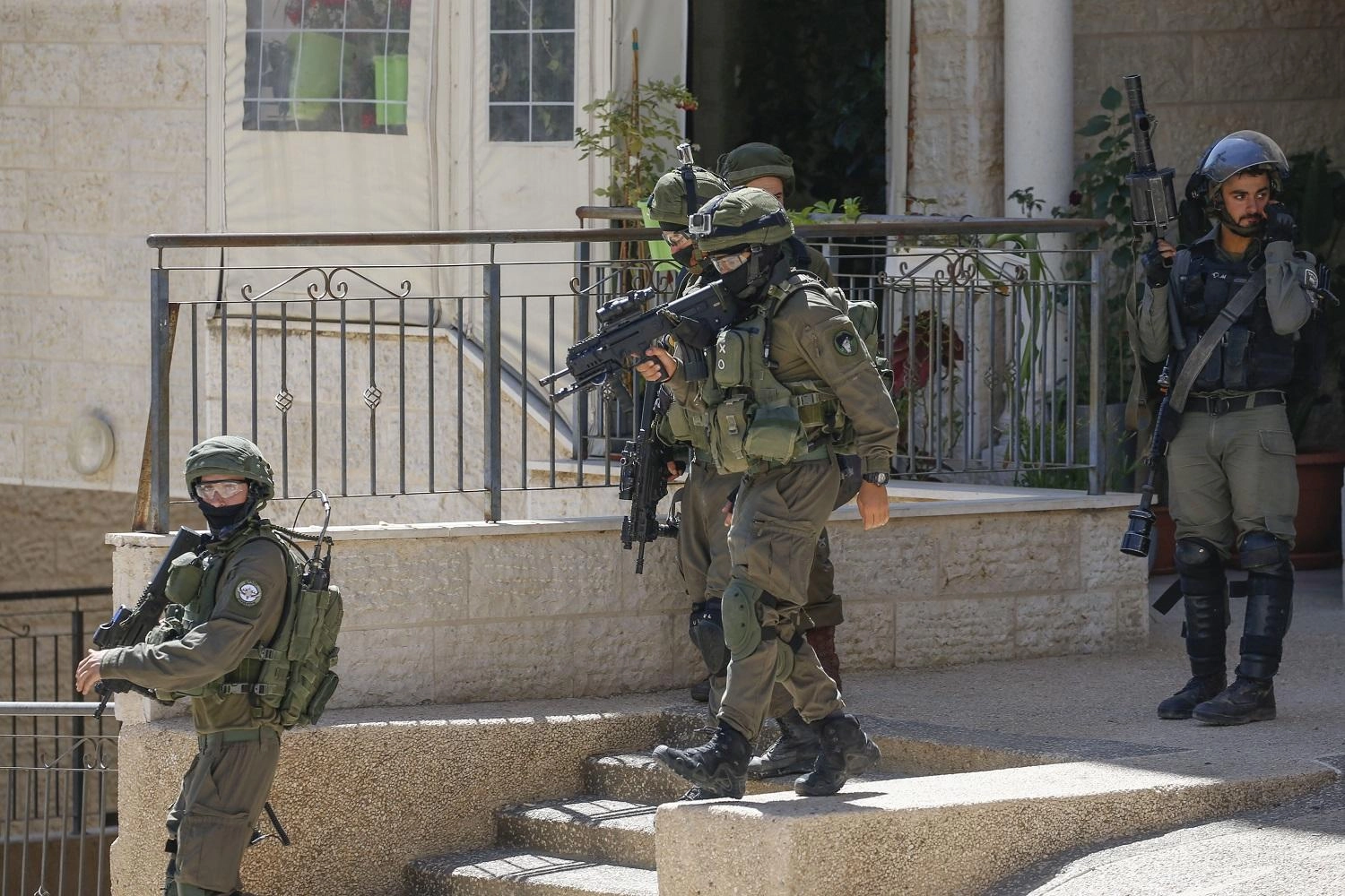 اعتقال 3 فلسطينيين يشبه بـ "قتلهم" إسرائيلية