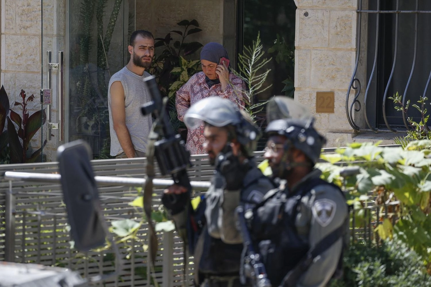 حملة اعتقالات تطال 27 فلسطينيا 