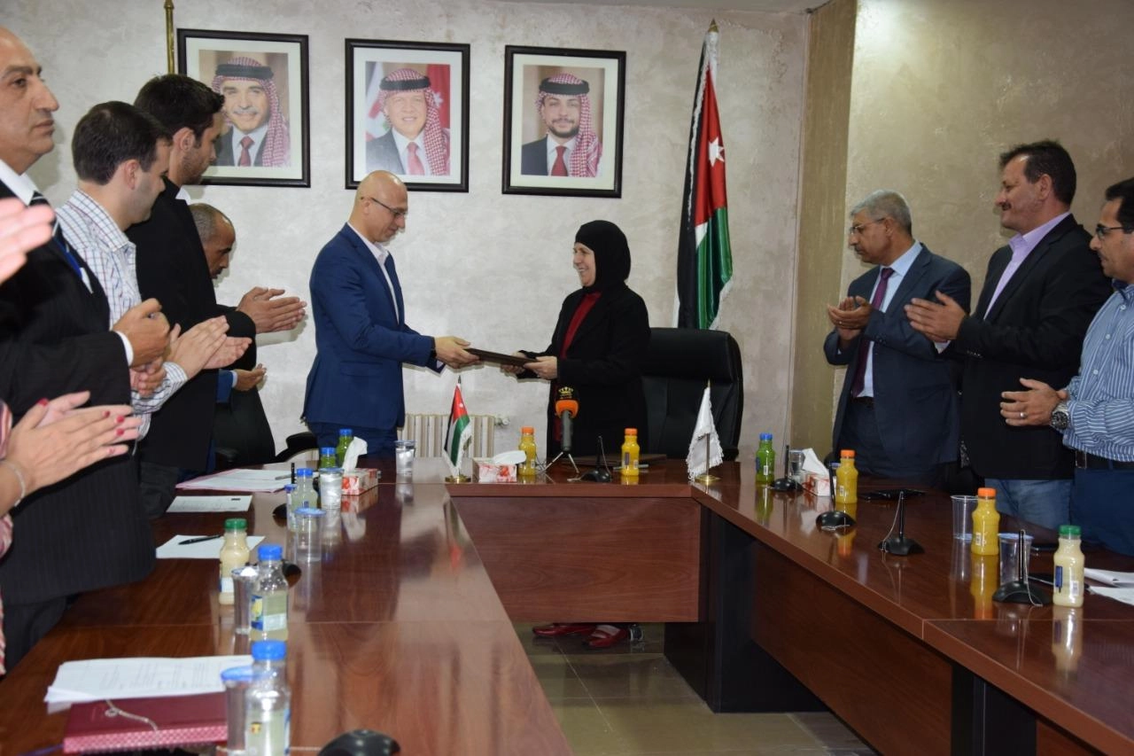 اتفاقية لتدريس منتفعين من دور رعاية مجانا