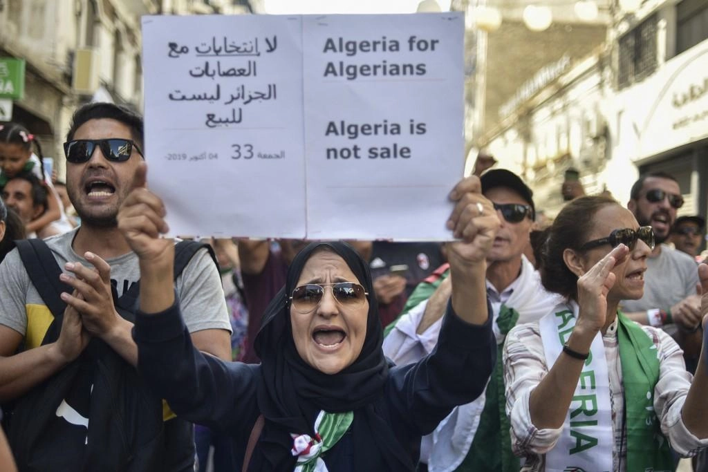 محتجون يطالبون الجيش بالابتعاد عن السياسة 
