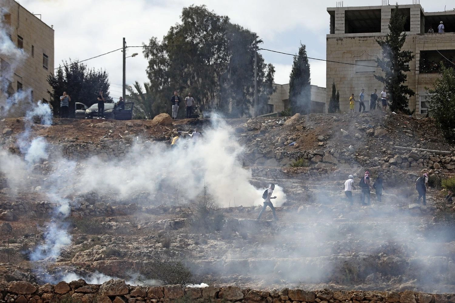 إصابة 20 فلسطينيا بالاختناق نتيجة غاز أطلقه جنود الاحتلال 