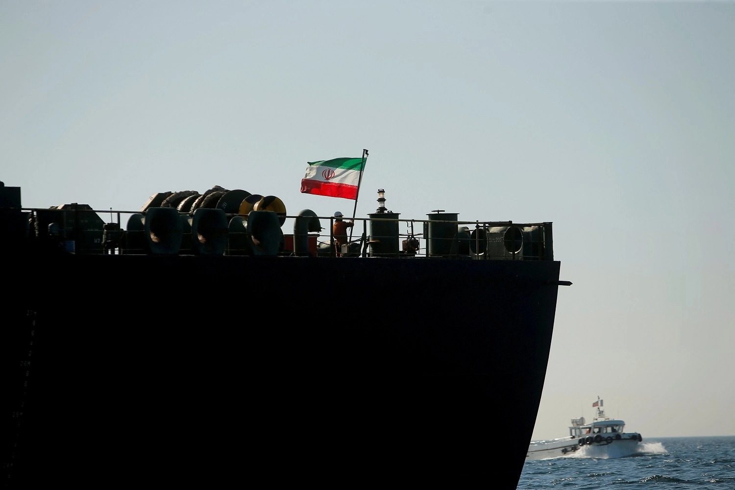 إيران ستستخدم "كل الوسائل الممكنة" لتصدير نفطها